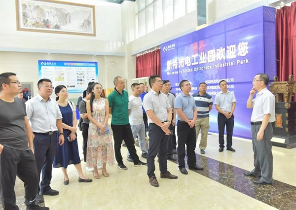 “恩施州金融人才能力提升第二期金融稳定与发展专题研修班”学员参观77779193永利光电工业园